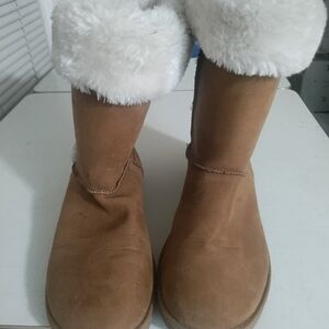 Cozy Tan Boots with White Fur Trim